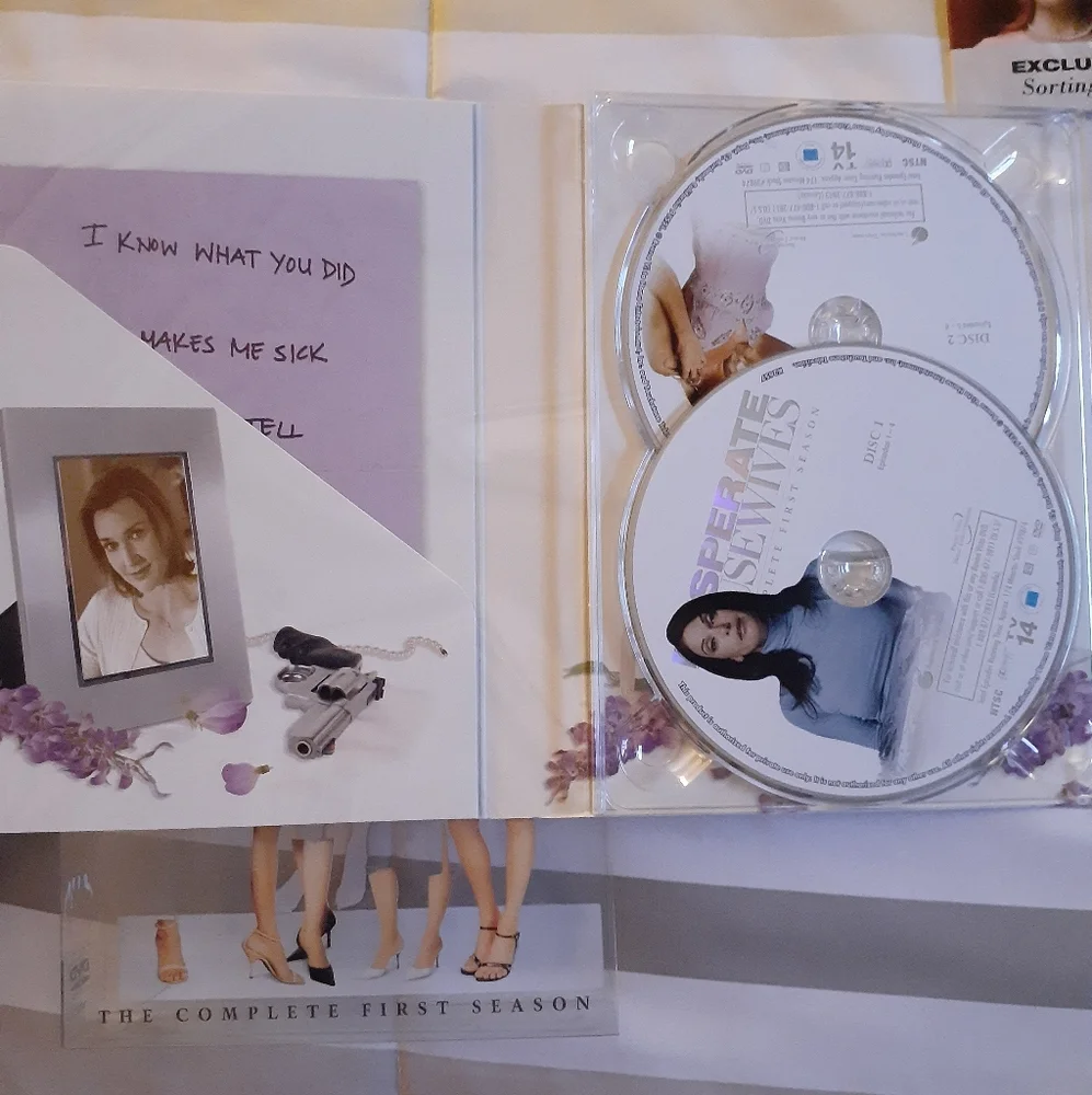 Desperate Housewives The Complete First Season 6 DVD Set - Picture 4 of 6